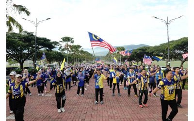 Zaliman (tengah) menyertai program Senamrobik & Brisk Walk yang berlangsung di Dataran Boulevard, Kampus Alam Pauh Putra, pada Rabu.