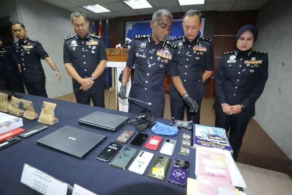 M Kumar melihat dokumen kelahiran bayi dan barangan yang dirampas daripada sindiket pedofilia pada sidang akhbar di IPK Johor pada Jumaat.