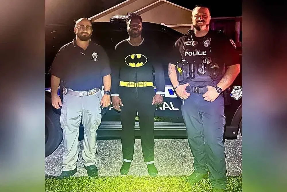 Seorang lelaki berbaju tidur batman menjadi wira tidak diduga apabila berjaya menahan suspek pecah rumah sebelum polis tiba. Foto Cape Coral Polis Department