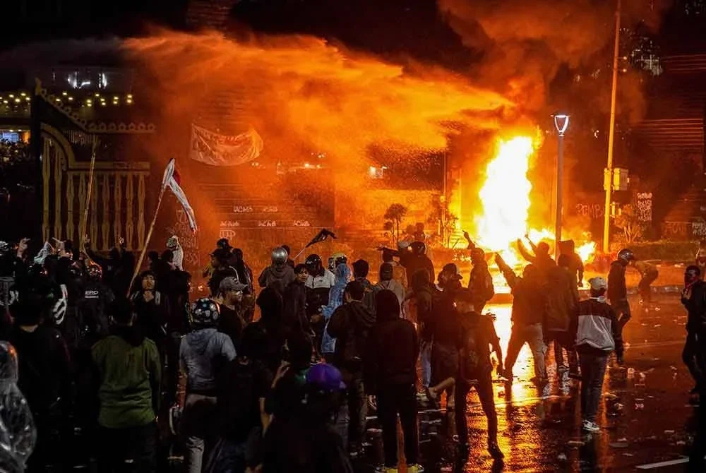Kemarahan memuncak selepas insiden tragis melibatkan seorang pemandu ojek bernama Affan Kurniawan, yang terbunuh akibat dilanggar kenderaan polis semasa demonstrasi di ibu negara. Foto AFP