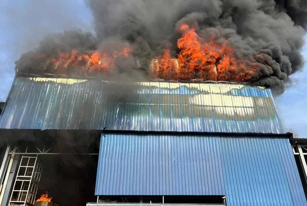 Keadaan kebakaran kilang di Batu Caves pada Sabtu