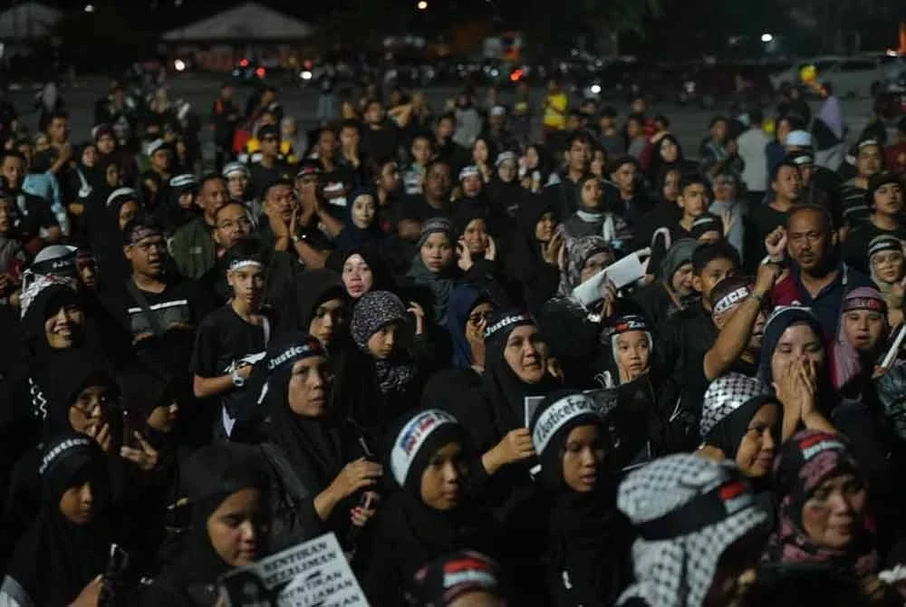 Sebahagian daripada ribuan yang hadir memberi sokongan terhadap himpunan yang dianjurkan oleh NGO buat adik Zara Qairina di Dataran Bandar Baru Kampar di sini malam Jumaat.