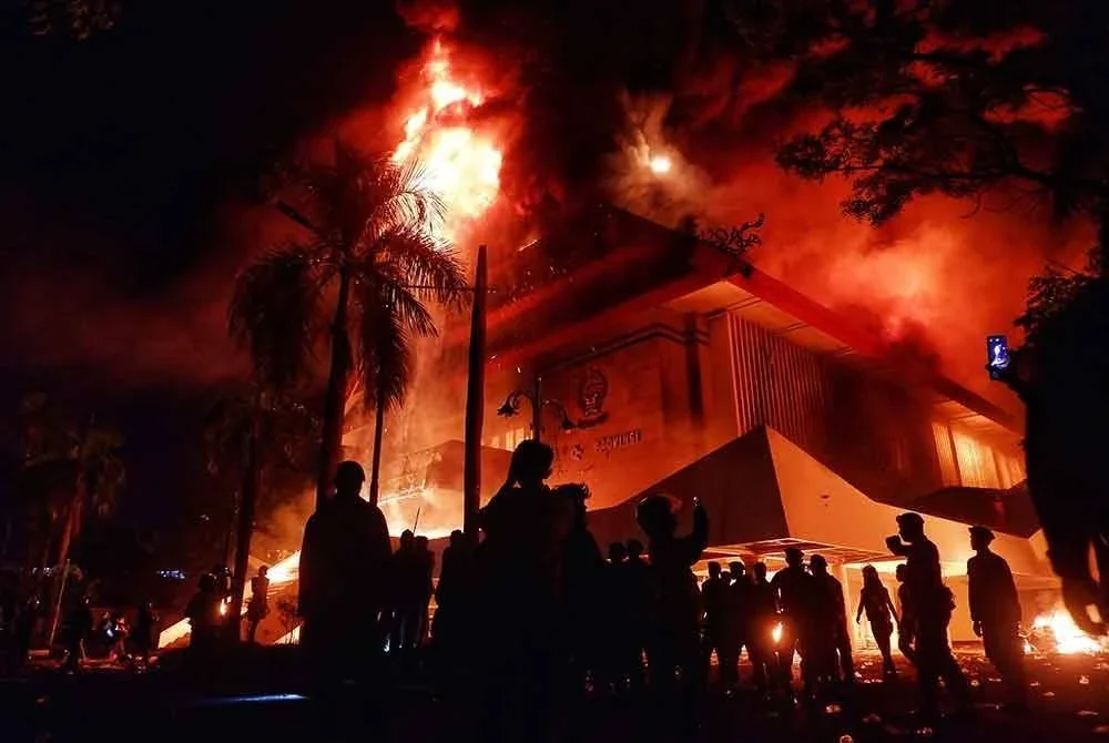 Bangunan Dewan Perwakilan Rakyat Daerah (DPRD) Kota Makassar terbakar ketika berlangsungnya demonstrasi di Makassar, Sulawesi Selatan pada Jumaat.Foto: AFP