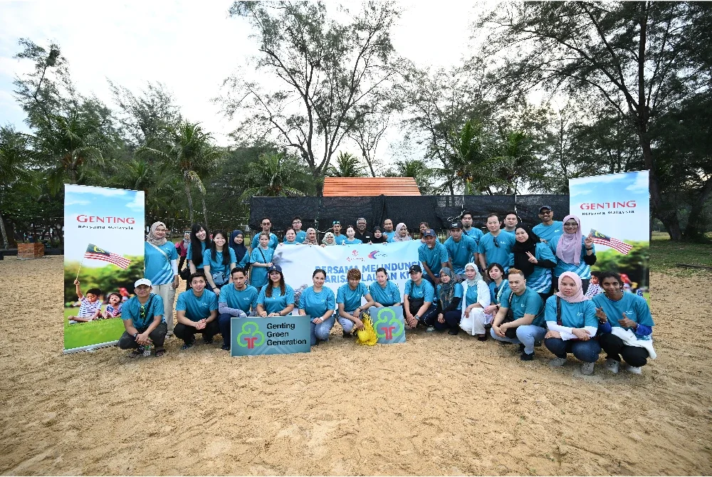 Penolong Naib Presiden, Sosial eDagang dan Komunikasi Awam, Resorts World Genting, June Mah (berdiri, lima dari kiri) bersama Sukarelawan G3 yang menjayakan program pemuliharaan penyu di RWK.