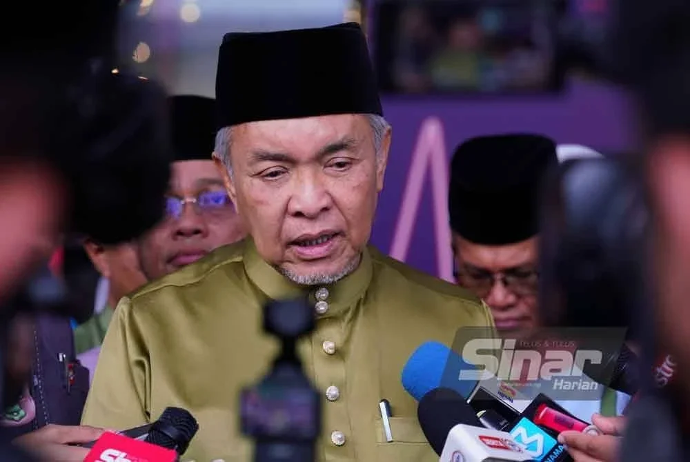 Ahmad Zahid bercakap kepada pemberita selepas Malaysia #QuranHour 2025 di Masjid Negara pada Sabtu. Foto SINAR HARIAN-MOHD HALIM ABDUL WAHID