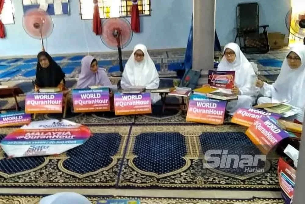 Sebahagian peserta yang terlibat dalam program Malaysia #QuranHour yang diadakan di pondok Muslimat Darul Iman, Jengka pada Sabtu.