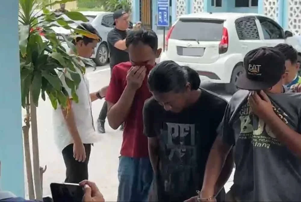 Ketiga-tiga tertuduh dihadapkan ke Mahkamah Syariah Batu Pahat pada Sabtu.