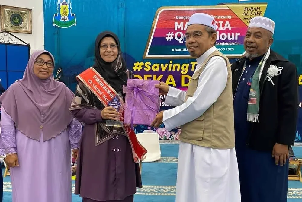 Dr Sharifah Mastura (dua dari kiri) dinobatkan sebagai Tokoh Rumah Ngaji Malaysia 2025 pada program Malaysia #QuranHour 2025 peringkat Kelantan yang berlangsung di Masjid Al-Sultan Ismail Petra, Kubang Kerian di Kota Bharu pada Sabtu.