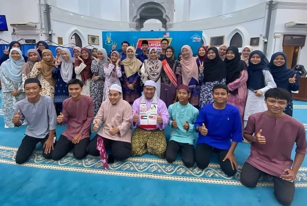 Sebahagian peserta Malaysia #QuranHour 2025 peringkat Kelantan tidak melepaskan peluang untuk bergambar bersama Sharifah Mastura.