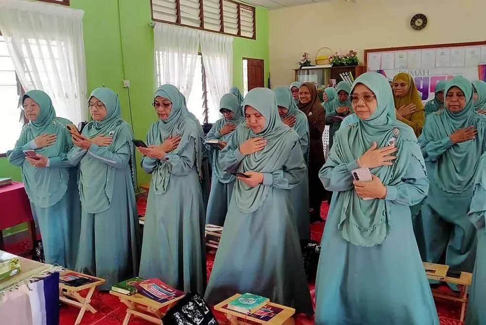 Ahli Rumah Ngaji Halaqah Mukminah membacakan ikrar sempena program Malaysia #QuranHour di Kampung Tersusun Batu Karang pada Sabtu.