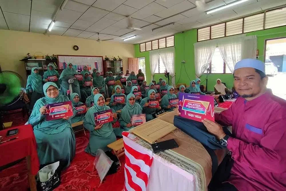Ahmad bersama-sama peserta program Malaysia #QuranHour di Rumah Ngaji Halaqah Mukminah, Kampung Tersusun Batu Karang pada Sabtu.