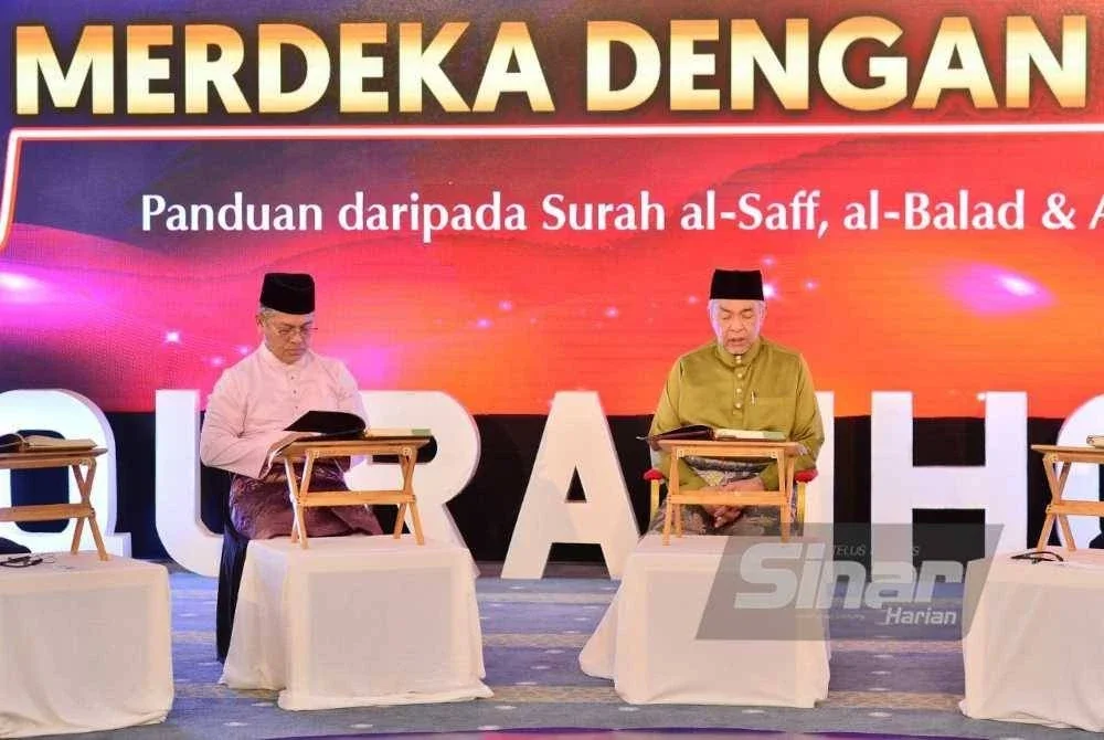 Mohd Na’im (kiri) dan Ahmad Zahid (kanan) pada Malaysia #QuranHour 2025 di Masjid Negara pada Sabtu. Foto Sinar Harian ASRIL ASWANDI SHUKOR