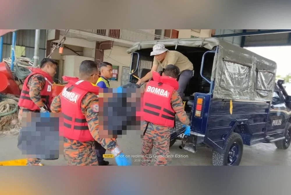 Anggota bomba menjalankan operasi membawa naik mayat mangsa ke atas jeti dengan bantuan pukat dan kren dan diserahkan kepada pihak polis untuk tindakan lanjut. Foto Bomba Perak