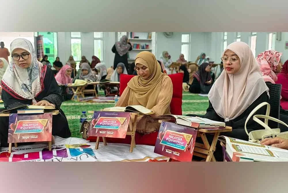 Wan Hasni (tengah) hadir pada program Malaysia #QuranHour di Masjid Al Amin Bandar Warisan Puteri pada Sabtu