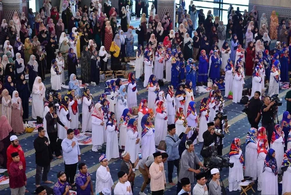 Program Malaysia #QuranHour 2025 diserikan dengan kehadiran sekitar 80 peserta dari Petaling Jaya Selatan yang mengenakan tudung bermotifkan Jalur Gemilang.