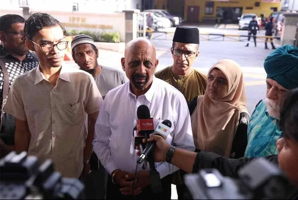 Naran bersama keluarga Syamsul Haris.