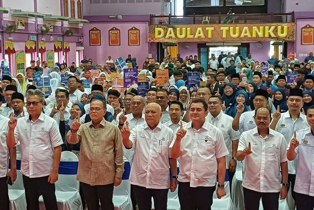 Wan Rosdy (dua dari kiri) bersama calon SPM, STPM dan STAM di seluruh negeri pada Majlis Pelancaran Inisiatif Makmur Pahang Buku Rujukan dan Buku Latihan di Dewan Perdana, Sekolah Menengah Sains Sultan Haji Ahmad Shah, Pekan pada Sabtu.