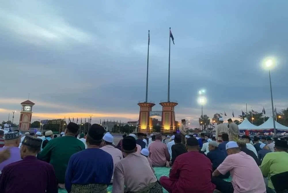 Antara peserta yang hadir ke Himpunan Munajat Merdeka di Dataran Segamat pada Sabtu.