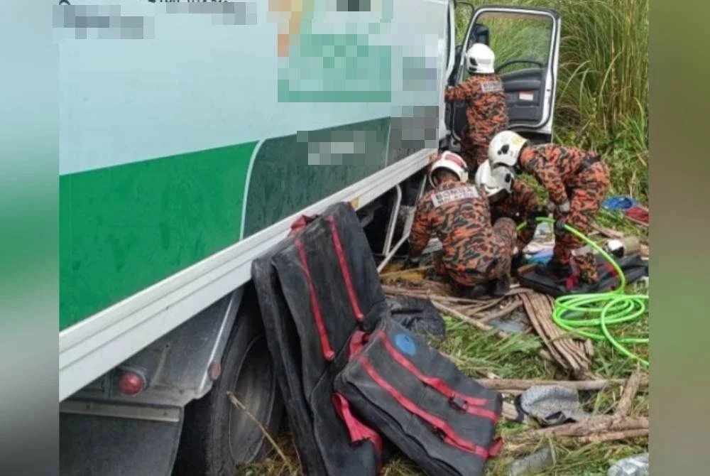 Anggota menggunakan peralatan khas bagi mengeluarkan mangsa yang tersepit di bawah lori. Foto Bomba Perak