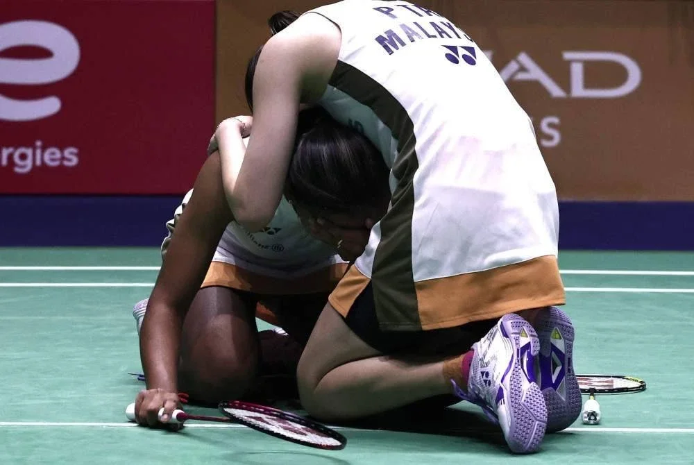 Thinaah dan Pearly Tan (kanan) meraikan kemenangan selepas menewaskan Matsuyama-Shida pada aksi separuh akhir Kejohanan Dunia di Adidas Arena, Paris pada Sabtu. Foto AFP