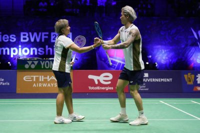 
Foto: AFP Wei Toh (kiri) dan Tang Jie meraikan kejayaan mara ke separuh akhir Paris 2025 selepas menyingkirkan cabaran Kapila–Crasto di Adidas Arena, Paris pada Jumaat. 