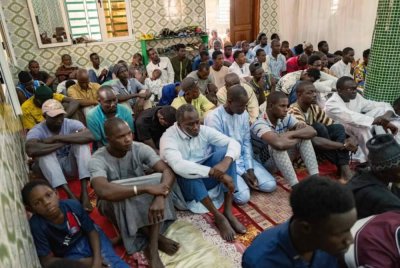 Golongan lelaki mendengar khutbah disampaikan Diane di Masjid Besar Nietty Mbar di Thiaroye, pinggir Dakar. 