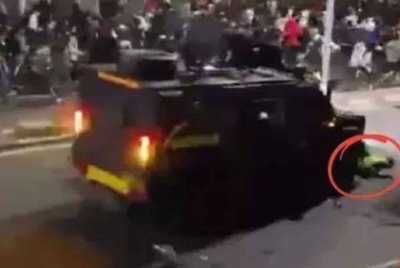 Sebuah kenderaan perisai polis melanggar pemandu e-hailing sehingga maut ketika protes besar-besaran di ibu negara Indonesia. Foto Agensi