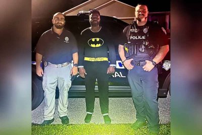 Seorang lelaki berbaju tidur batman menjadi wira tidak diduga apabila berjaya menahan suspek pecah rumah sebelum polis tiba. Foto Cape Coral Polis Department
