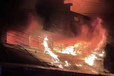 Gudang kain tiga tingkat di Phetchaburi, Thailand, musnah dalam kebakaran dipercayai akibat pekerja terlupa mencabut plag seterika. Foto media Thailand