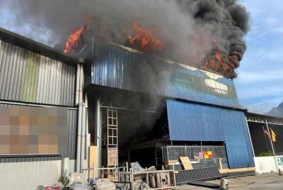 Keadaan kebakaran kilang di Batu Caves pada Sabtu