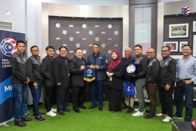 Pengiran Zamri (lima dari kiri) menerima cenderahati daripada Mohd Shazli. Turut kelihatan Hernah Nur Imani (enam dari kanan). Foto MFL