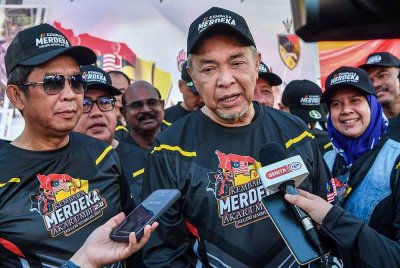 Ahmad Zahid menjawab pertanyaan wartawan pada Kembara Merdeka Akar Umbi 2.0 di Dataran Majlis Perbandaran Jempol pada Sabtu. Foto Bernama