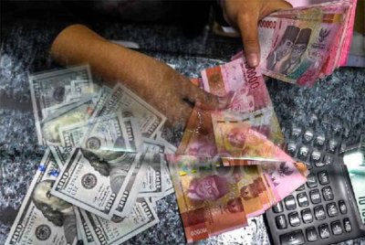 Nilai rupiah kian melemah. Foto: Agensi