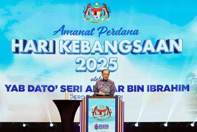 Anwar menyampaikan ucapan pada Majlis Amanat Perdana Hari Kebangsaan 2025 di Taman Ekspo Pertanian Malaysia Serdang (MAEPS) pada Sabtu. Foto Bernama