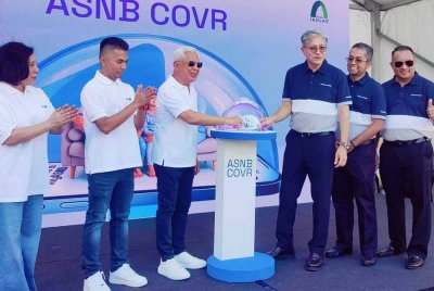 Fadzihan (dua dari kiri) mengiringi Pengerusi Kumpulan PNB, Raja Tan Sri Arshad Raja Tun Uda (tiga dari kiri) melakukan gimik pelancaran sempena Majlis Pelancaran ASNB COVR dan ASNB GO di Merdeka Boulevard 118 di sini pada Sabtu.