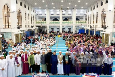 Lebih 1,000 peserta termasuk anak muda dan asnaf berhimpun di Masjid Al-Sultan Ismail Petra, Kelantan sempena Malaysia #QuranHour 2025. Foto Sinar Harian - HAZELEN LIANA KAMARUDIN