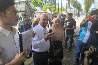 Naran menunjukkan USB yang mengandungi rakaman audio individu A.