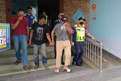 Ketiga-tiga tertuduh dihadapkan ke Mahkamah Syariah Batu Pahat pada Sabtu.