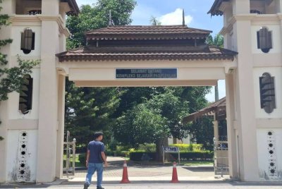 Kompleks Sejarah Pasir Salak yang dibuka pada 1990 pernah menjadi tumpuan ramai pelancong di awal pembukaannya, namun kini semakin hilang seri apabila beberapa bangunan sudah reput dan tidak boleh lagi dikunjungi.
