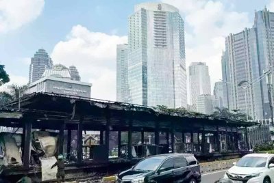 Keadaan salah sebuah stesen bas rapid transit TransJakarta yang dibakar penunjuk perasaan.-Agensi