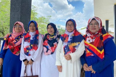 Supartini (kanan) bersama rakan-rakannya memakai tudung sedondon bermotifkan Jalur Gemilang, menetapi tema program iaitu ‘Merdeka Dengan Rasa’. 