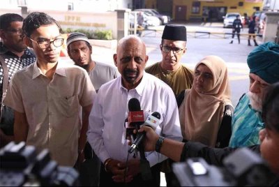 Naran bersama keluarga Syamsul Haris.