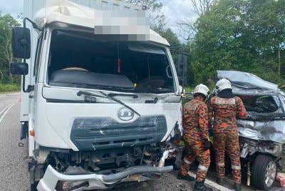 Keadaan kereta dan lori yang terbabir dalam kemalangan di Lebuh Raya Timur-Barat, sempadan Perak di Jeli pada Sabtu. Foto: JBPM