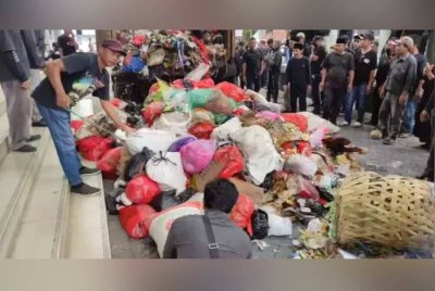 Sampah yang diturunkan di pejabat bupati berkenaan. Agensi