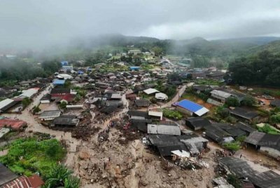 Lumpur menutupi kampung Ban Pang Ung di daerah Mae Chaem selepas kejadian tanah runtuh. Foto Bangkok Post