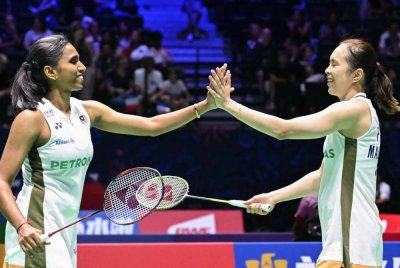 Pearly (kanan) dan Thinaah mara ke pentas final Kejohanan Dunia selepas menewaskan pasangan Jepun dalam aksi separuh akhir di Paris pada Sabtu. Foto AFP