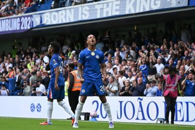 Pedro meraikan gol pertama Chelsea ketika menentang Fulham di Stamford Bridge, London. Foto AFP