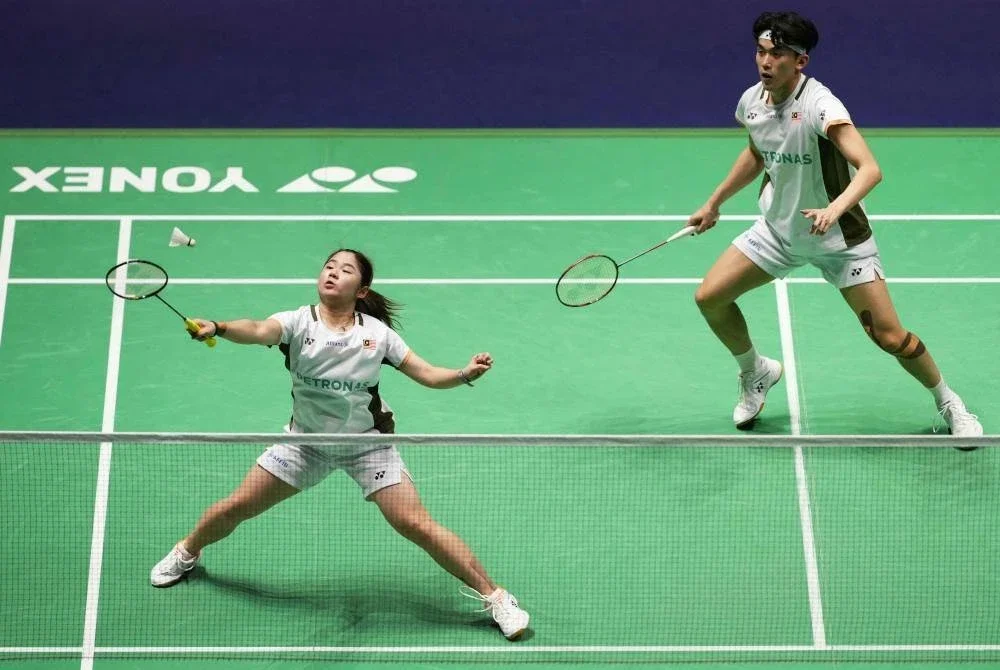 Su Yin (kiri) dan Pang Ron terpaksa akur tewas kepada pasangan China dalam saingan suku akhir Kejohanan Dunia di Paris pada Jumaat. Foto AFP