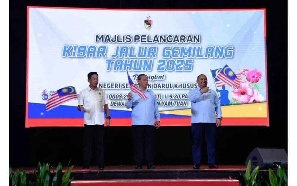 Aminuddin (tengah) pada Majlis Pelancaran Kibar Jalur Gemilang Tahun 2025 peringkat Negeri Sembilan yang diadakan di Seremban.