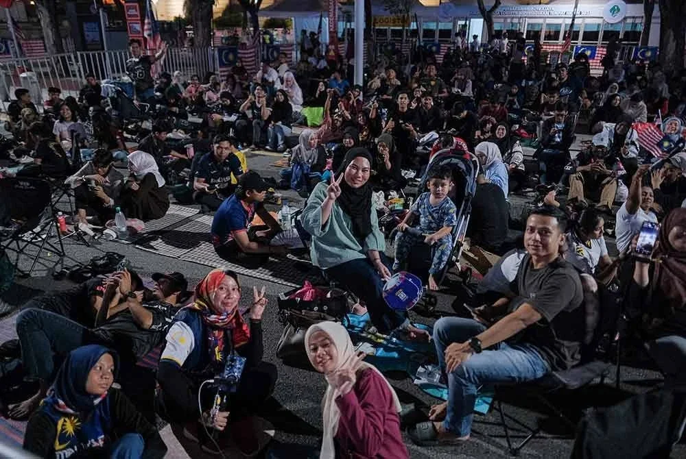 Orang ramai mula berkampung di sekitar lokasi acara Sambutan Hari Kebangsaan 2025 selain memeriahkan Ambang Merdeka di sekitar Dataran Putrajaya tengah malam ini.